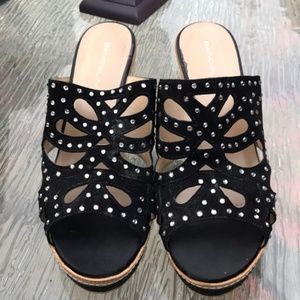 EUC Bandolino Black BDKLOREL Suede Wedge sz 9.5